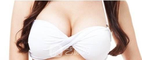 娜高乳房假體隆胸一個(gè)月后 挺胸走路找回了自信