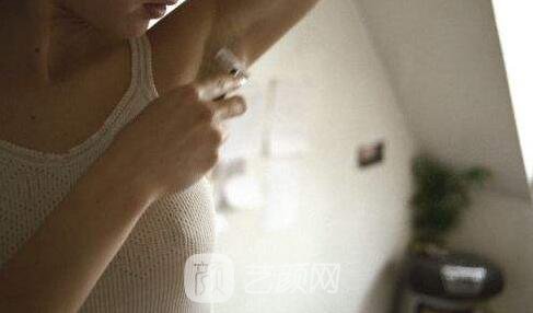 80后女教師分享脫腋毛全過程，美美噠從此開始