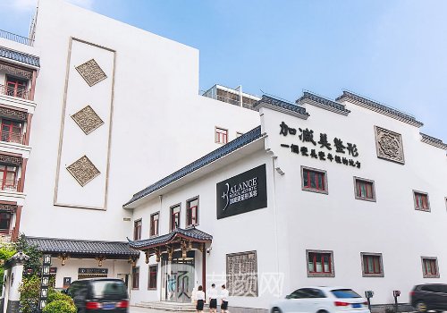 穆寶安專家做面部提升怎